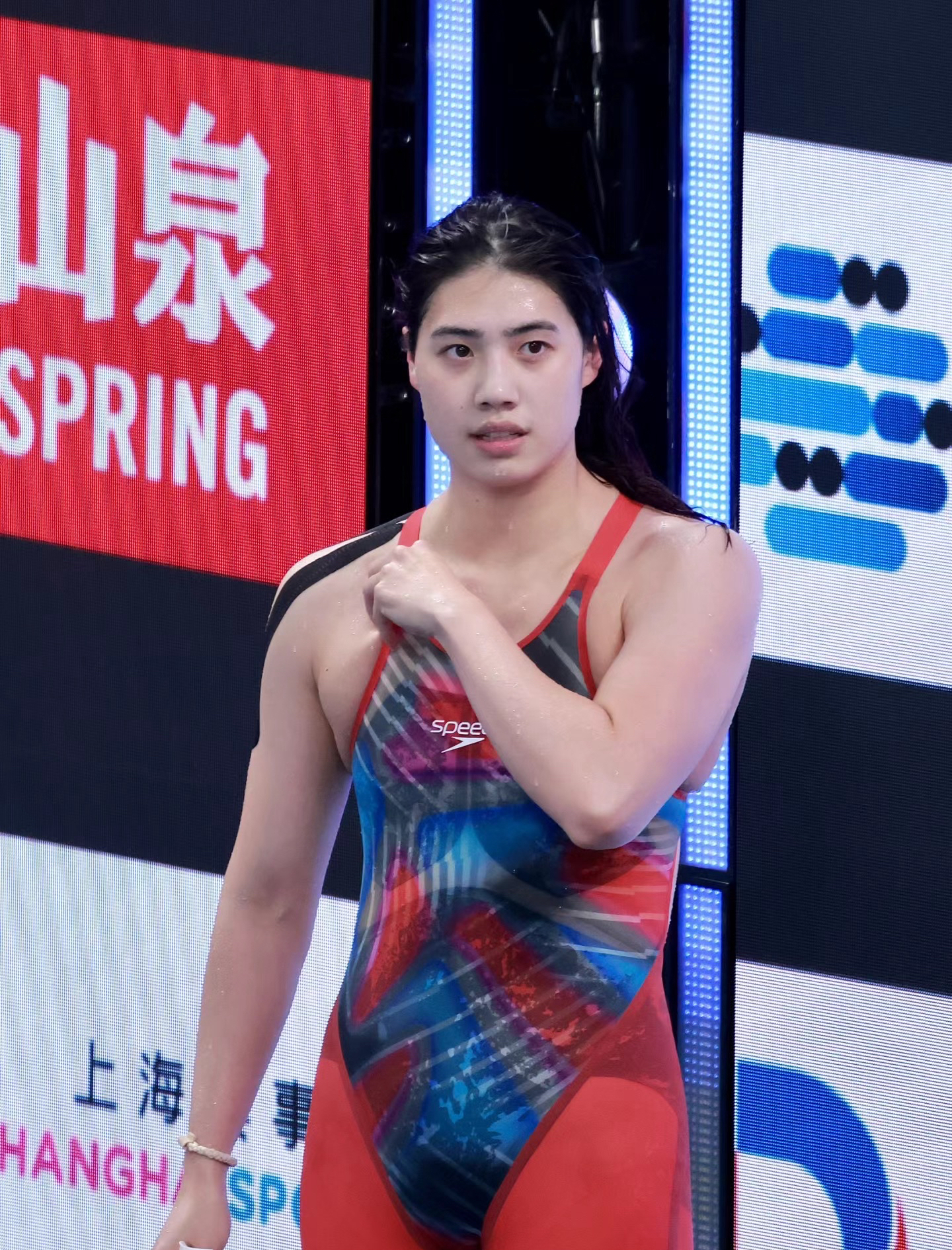 游泳比赛女选手崭露头角，谁能压倒众人的简单介绍