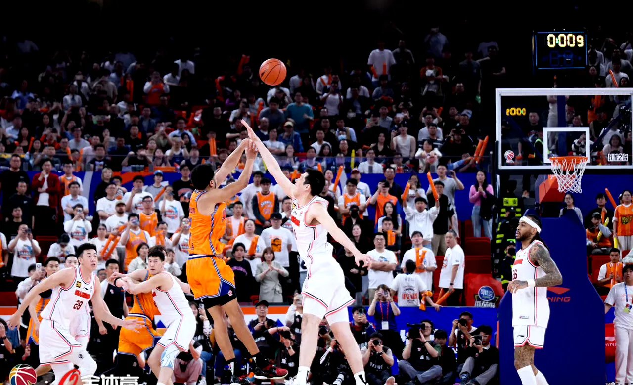 FIBA分享三篮世界杯精彩瞬间：裁判兼职动作指导的简单介绍