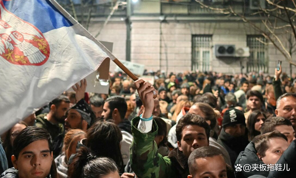 包含乌克兰客场惊险战平塞尔维亚，小组出线悬念的词条